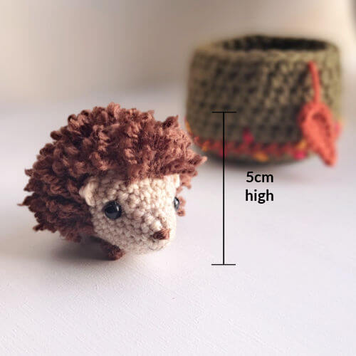hedgehog ornament with measurement saying 5cm high